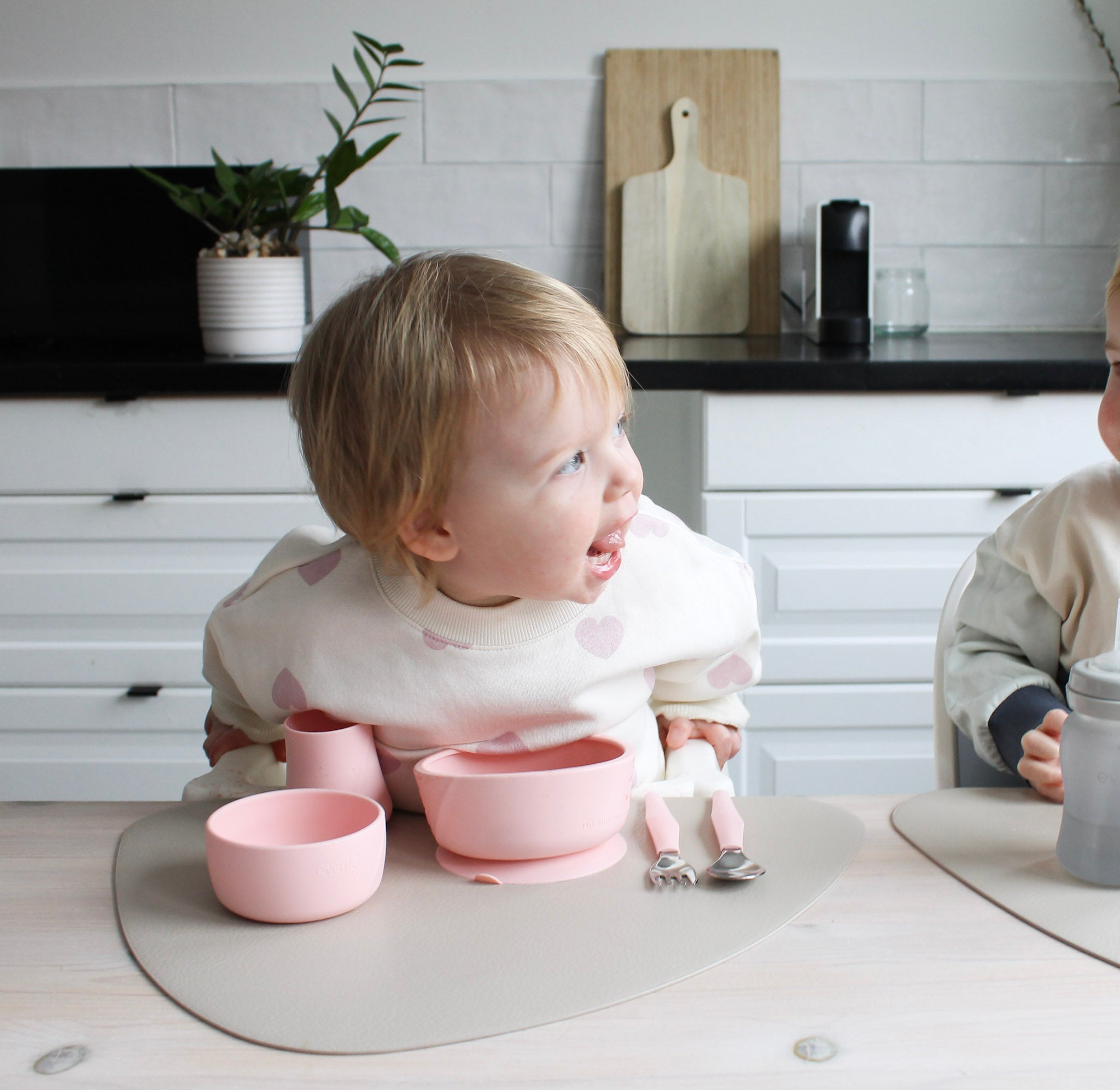 Glass baby bowls with silicone protection, suction cup, and lid – set